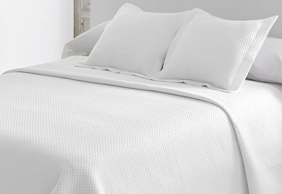 Colcha Bouti Termosellada DN MODA Reversible Lisa 3D blanca